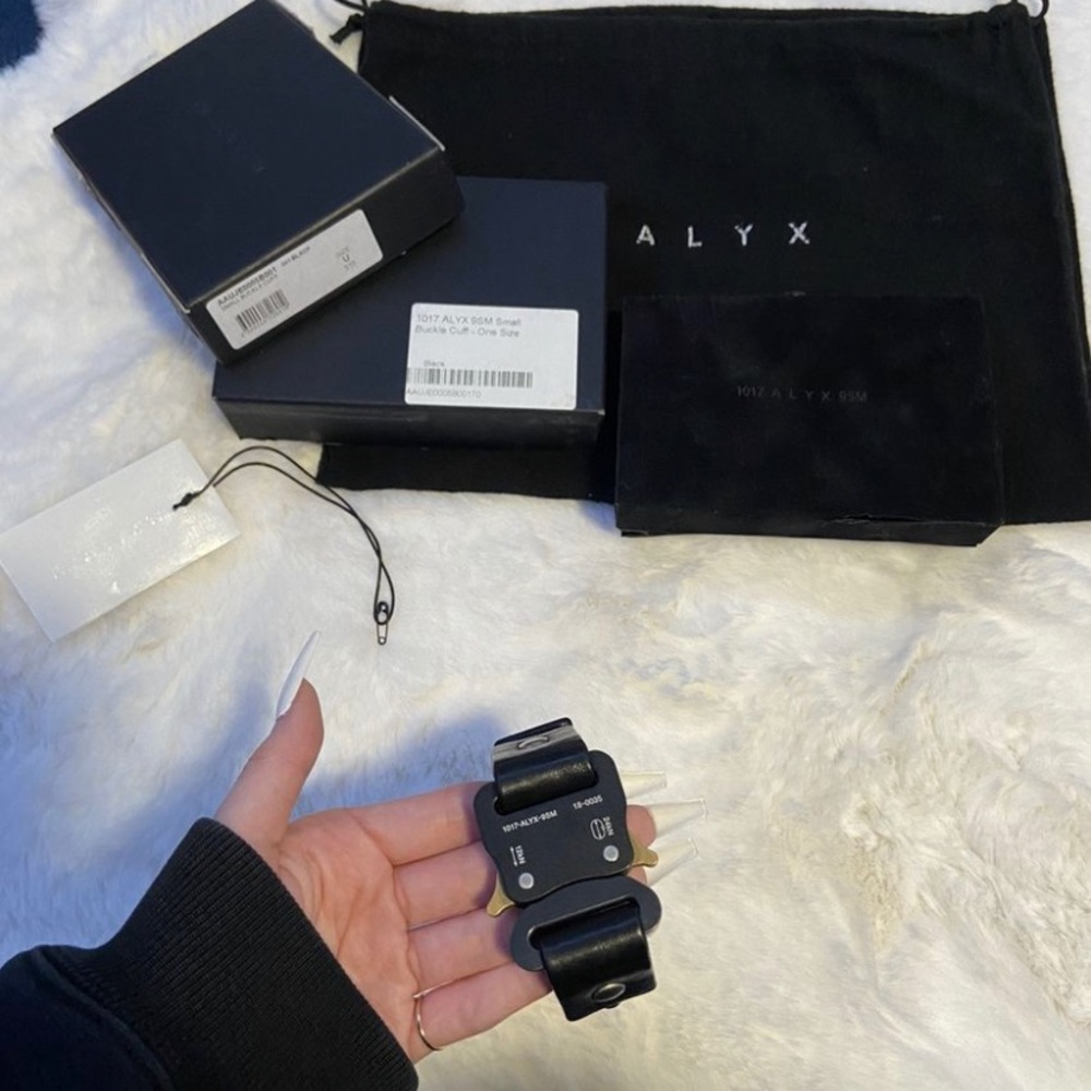 1017 ALYX 9SM Rollercoaster Buckle Leather Cuff